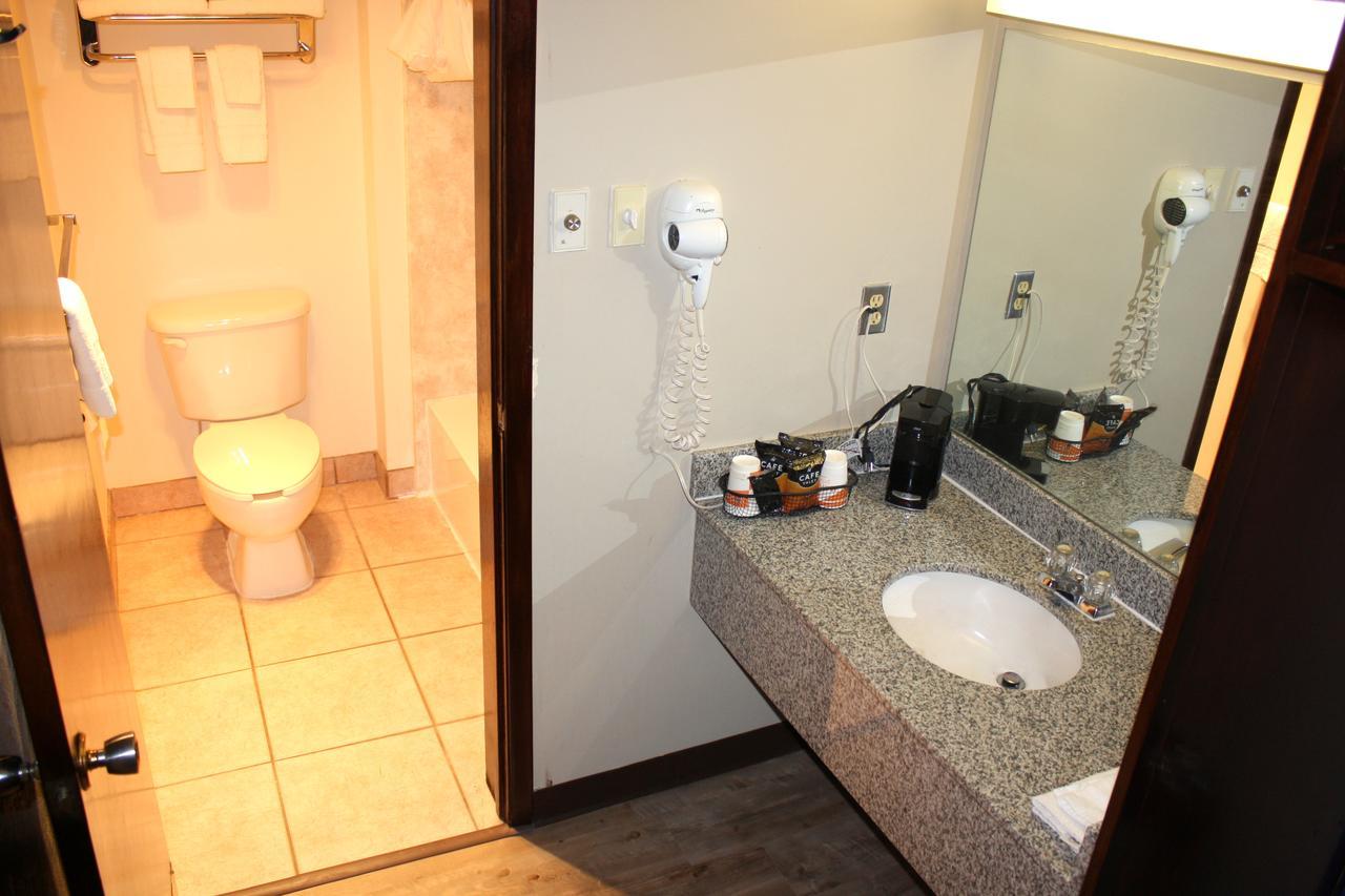 Deluxe Queen Room with Two Queen Beds - Non-Smoking,1282880161:JPEG